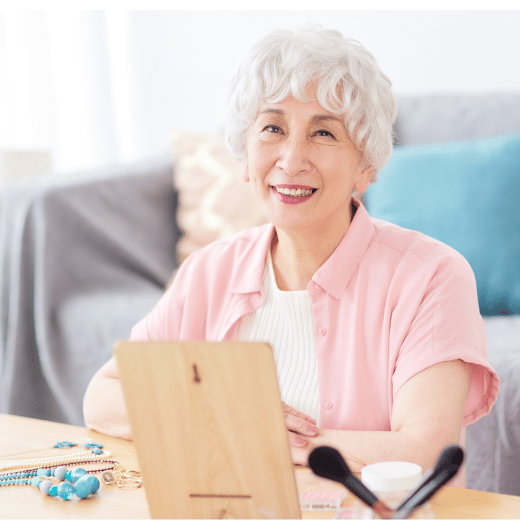 下関・北九州の４０代５０代女性むけアートメイク。老眼や視力低下で眉メイクが難しい悩みに対し、鏡をみなくても整った顔立ちを維持できる医療アートメイクをおすすめする。