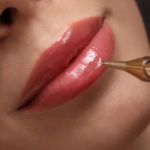 アートメイクの色素の定着について看護師が医学的に説明。